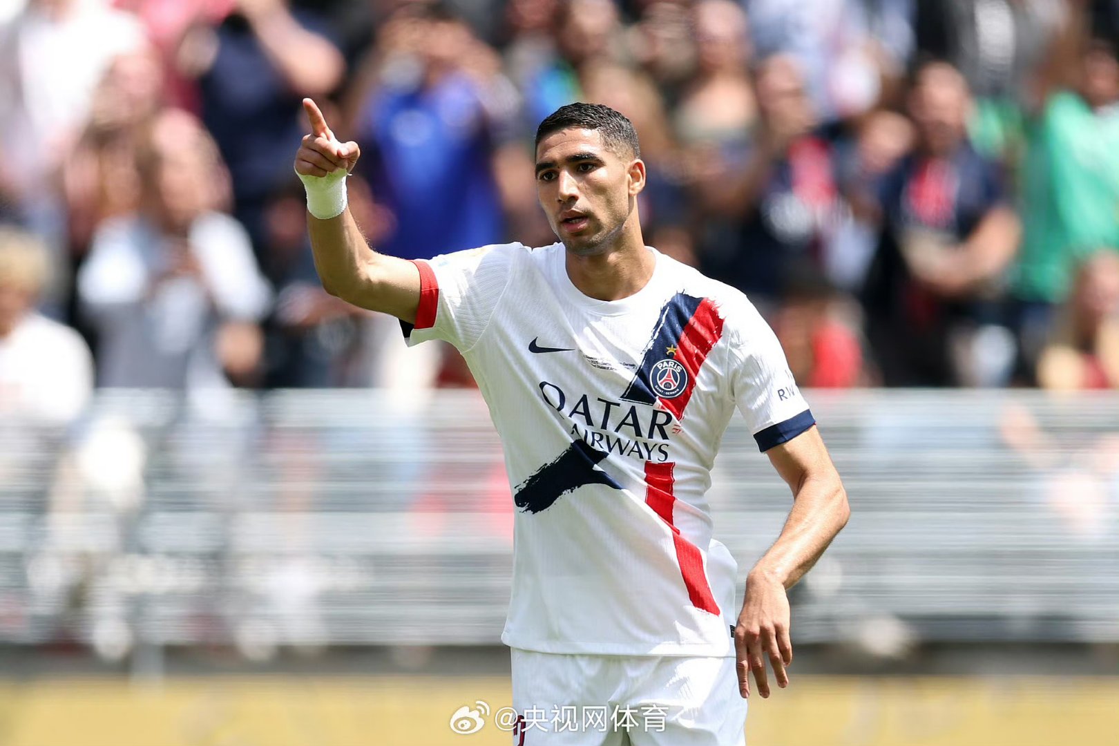 英雄联盟有礼投注-包含赛地聚焦：意大利杯清晨热度飙升，门兴格拉德巴赫扳平良机，悬念犹存，临场指挥获称赞的词条